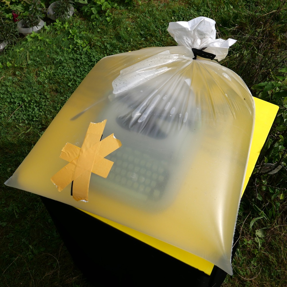 Pierroz Leerzeile um Leerzeile Manuskript Literatur Brut - Pierroz Installation Blockade - Ja mein Schatz das schadet dir ein Spektakel Vitaltransformer